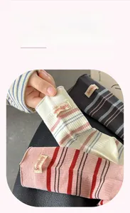 Nahaufnahme elastischer Socken mit Streifenmuster und Serendipity-Stoffetikett