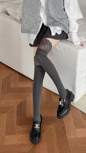 Vue détaillée de chaussettes hautes gris foncé en maille côtelée et bordure en dentelle