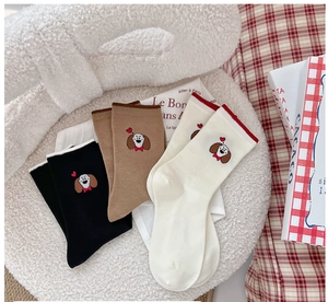 Broderie détaillée de chiens et cœurs sur chaussettes en coton doux noires, marron et blanches
