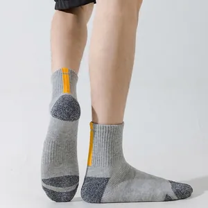 Mittelhohe Basketballsocken für Herren in Grau mit gelber Fersenlasche und Rippenstruktur