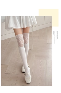 Vue détaillée de chaussettes hautes blanches avec bordure dentelle et tricot rayé
