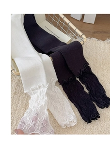 Vue détaillée de la dentelle et de la maille côtelée sur des chaussettes hautes