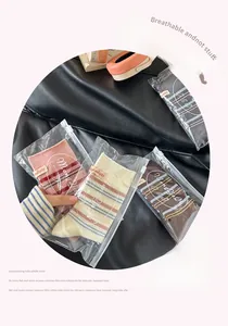 Dreierpack gestreifte Crew-Socken in Rosa, Beige und Braun mit Reißverschlussbeutel