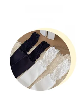 Détail de chaussettes JK douces avec bordure en dentelle et texture en coton côtelé