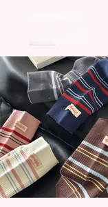 Nahaufnahme der gestreiften Baumwollsocken mit Rippbündchen und Textiletikett