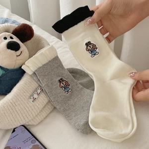 Chaussettes en coton avec broderie chiot volant et bords à volants en beige et gris