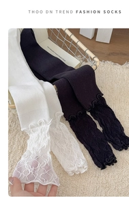 Détail de la bordure en dentelle et du tricot côtelé sur des chaussettes hautes style Lolita