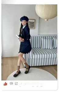 Détail de la robe plissée bleu marine de style preppy avec chaussettes mignonnes à motifs