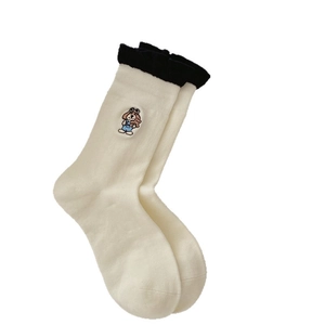 Chaussettes en coton crème avec revers noirs et broderie détaillée de chien mignon