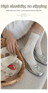 Detail der hochelastischen Lycra-Bündchen an weißen Socken mit Bärenmuster und Schleifen