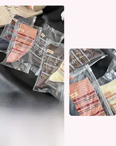 Detail von mehrfarbigen gestreiften Baumwollsocken in einzelner Reißverschlussverpackung