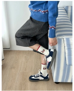 Détail de chaussettes en coton blanc avec broderie chien et petit cœur rouge