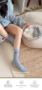 Gros plan de chaussettes en maille douce avec broderie nœud délicate en décor cosy