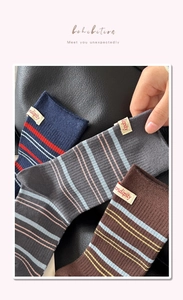 Detail von gerippten Baumwollsocken mit Streifenmuster und gewebtem Serendipity-Label