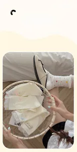 Detailansicht weißer Netzsocken mit bunten Punkten, Spitzenrand und süßen Schleifen