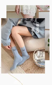 Gros plan de chaussettes en coton bleu clair avec broderie bow et motifs en tricot