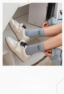 Détail de chaussettes en coton bleu avec motif torsadé et broderie Bow pour femmes
