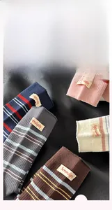 Detailansicht von Baumwollsocken mit bunten Streifen und Serendipity-Webetiketten