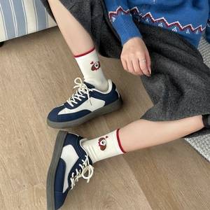 Chaussettes rigolotes motif chien avec bord bleu contrasté et broderie mignonne