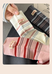 Detailansicht gestreifter Rippstrick-Socken mit gewebtem Serendipity-Logo-Etikett