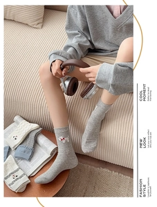 Vue détaillée de chaussettes grises avec broderie chien et bords côtes, style cosy