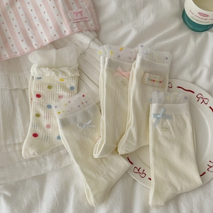 Set weiße Sommer-Spitzensocken mit bunten Punkten und süßen Schleifen für Mädchen