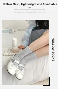 Detail von hellblauen Netzsocken mit weißem Spitzenbesatz und Schleifenmuster in Schuhen