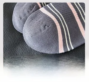 Detail der glatten Zehennaht und der feinen Strickstruktur dieser gestreiften Socken