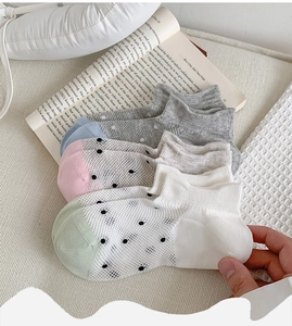 Detail of 5 pairs of breathable mesh ankle socks with polka dots in soft pastel colors