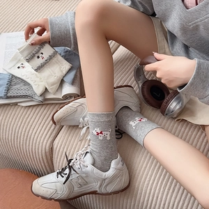 Trois paires de chaussettes mi-mollet en coton avec broderie chien en gris, blanc et bleu