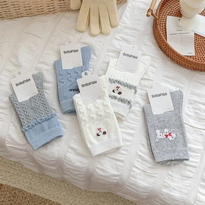 Chaussettes tricotées pour femmes avec motif torsadé et broderie animale en bleu, blanc, gris