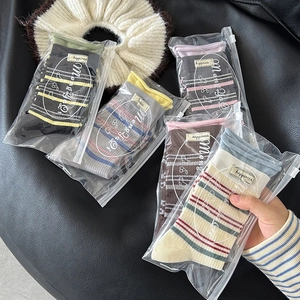 Fünf Paar gestreifte Socken mit Buchstaben-Patch, Doppelrand und passendem Haargummi
