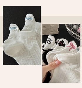 Detaillierte Welpenbestickung und süße Tiermotive auf weißen Baumwollsocken für Damen