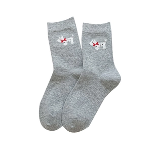Chaussettes en coton gris avec broderie de chien blanc mignon et nœud papillon rouge