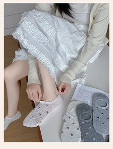 Detail of mesh low cut boat socks for women with bow patterns and anti-slip silicone grip