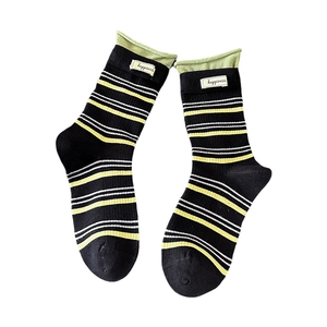 Damen-Streifensocken in Schwarz mit gelben Streifen und grünem Rüschenrand