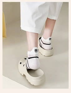 Detail von weißen Baumwollsocken mit Tierstickerei und Streifen an der Ferse für Damen