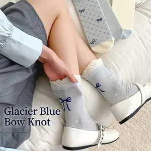 Blaue Socken mit Schleife, weißem Spitzenbesatz und Punkten für den Sommer