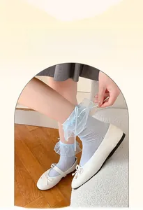 Detailansicht der hellblauen Spitzensocken mit Netzkante und seidiger Schleife