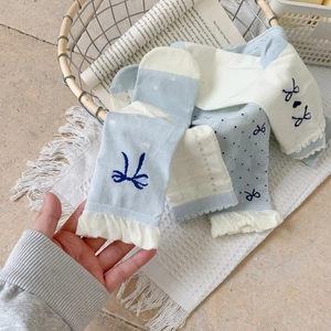 Blau-weiße, hohle Strick-Wadenstrümpfe mit Schleifen und Rüschenbündchen im niedlichen Set