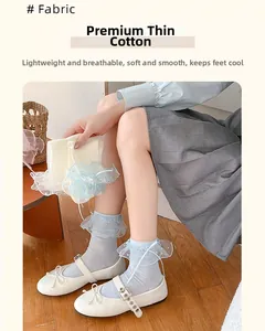 Detailansicht der atmungsaktiven Lolita-Socken aus dünner Baumwolle mit Spitze und Schleife