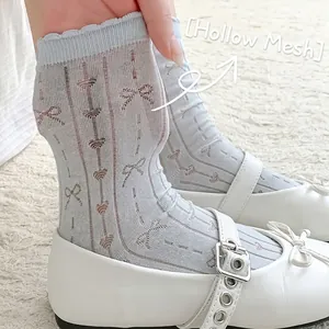 Blaue hohle Maschensocken mit Schleifenmuster und weißen Mary Jane Schuhen