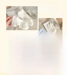 Gros plan de chaussettes en dentelle blanche, grise et bleue à texture côtelée