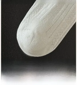 Nahaufnahme der flachen Zehennaht von Baumwollsocken mit atmungsaktivem Maschendesign