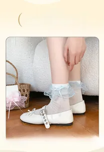 Details von Lolita-Spitzensocken mit blauen Schleifen und elastischer Rippstrick-Textur