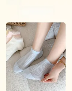Vue détaillée de chaussettes d'été en dentelle avec maille ajourée respirante et bordure fine