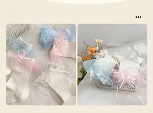 Detailansicht der Lolita-Spitzensocken mit Schleifen in Weiß Rosa und Blau mit Tüll