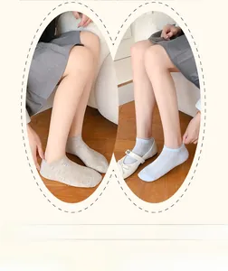 Détail de chaussettes en dentelle côtelées gris clair et bleu avec bord transparent