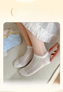 Gros plan détaillé des chaussettes basses bordées de dentelle aux couleurs macaron