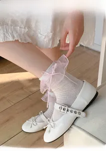 Detailansicht weißer Lolita-Socken mit rosa Spitzensaum und Satin-Schleifenbändern